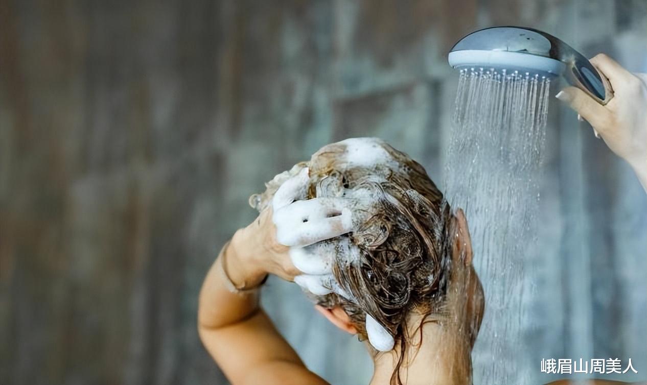 春夏 ?头发到底隔多久洗一次最好？很多人做错了，难怪你头发越掉越多