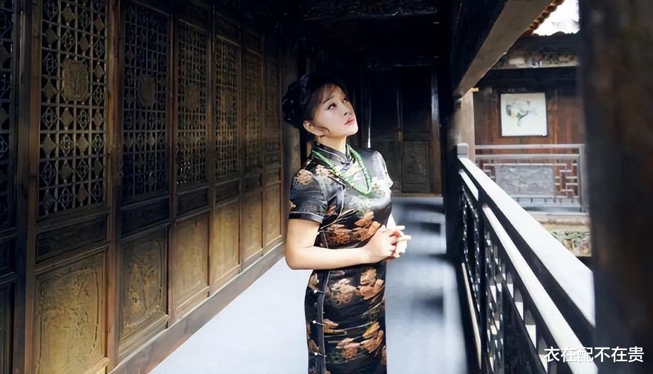 刘晓庆|刘晓庆终于不扮嫩了,穿“旗袍”优雅贵气,看着就像出身大户人家
