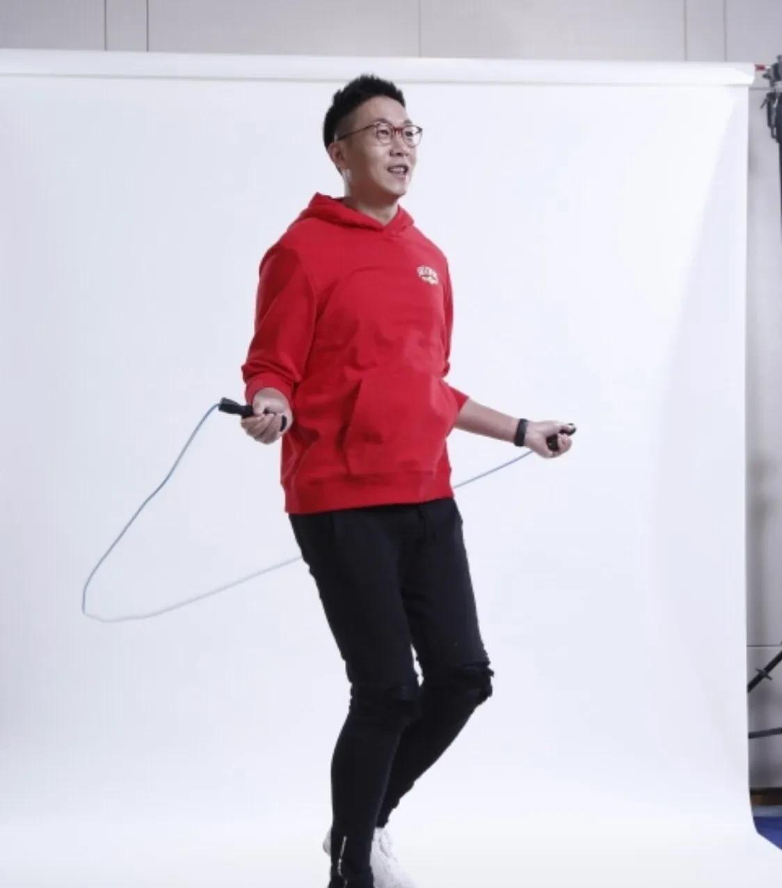 林海|主持人林海预测下半年电视台招商将困难重重，二婚何婕曾被传离婚