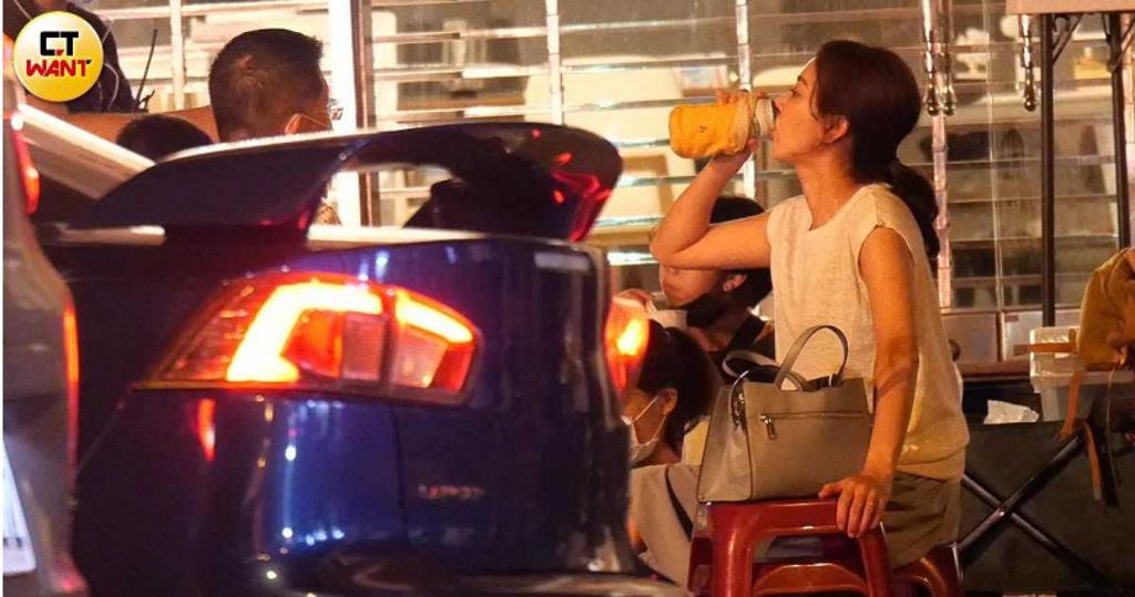 陈意涵|陈意涵「路边喝酒放风」一转身阻止女儿雨中嘶吼