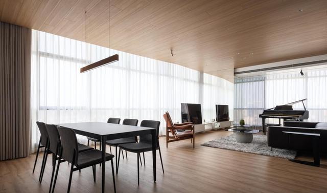 砸墙、利用玻璃元素放大空间，146改前改后，看不出是同一套房