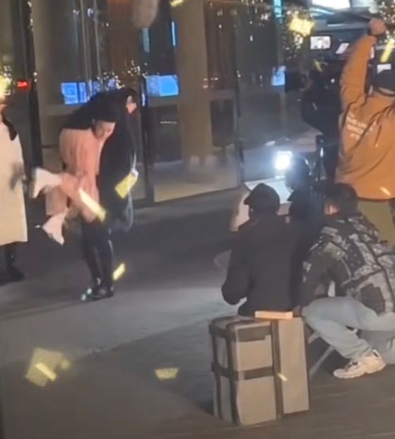 黄子韬|太甜了！黄子韬在杭州拍戏，请女搭档吃烤肠，还单手将对方扛起来