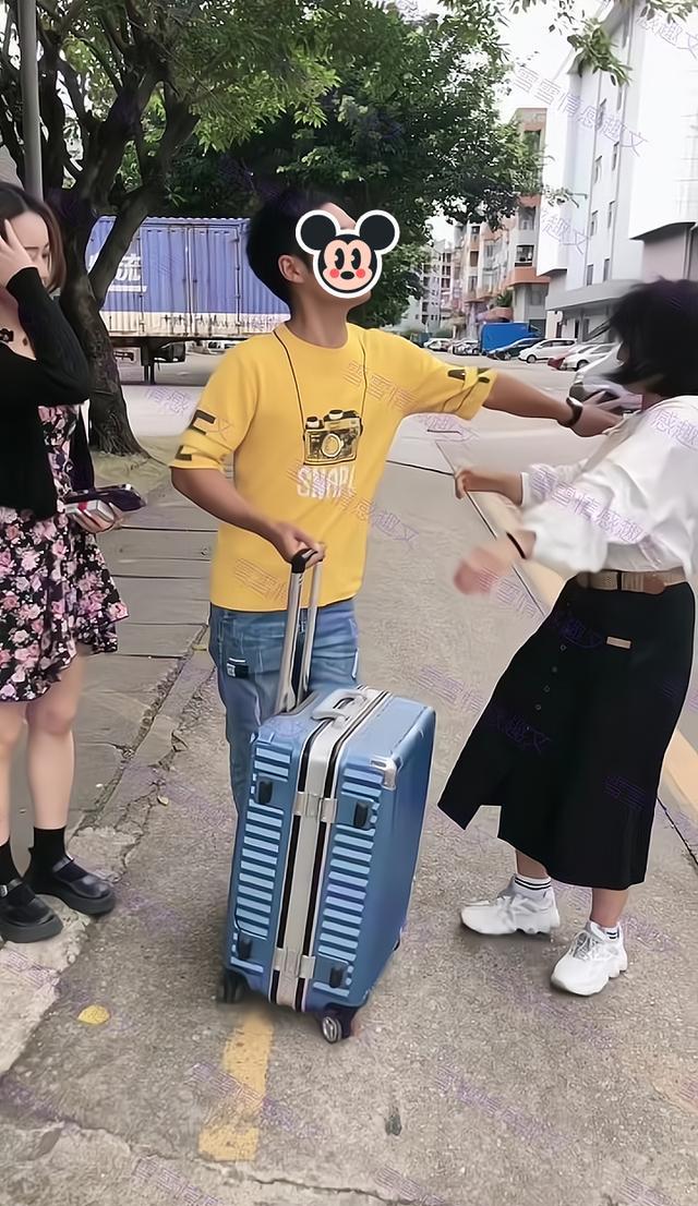 男子在工厂里找到女友就离职,主管挽留被一把推开:我早就受够了