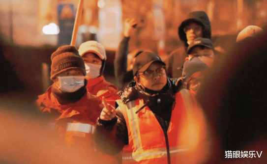 韩红现身张艺谋电影发布会,被赞瘦了不少,紧身裤都略显宽松