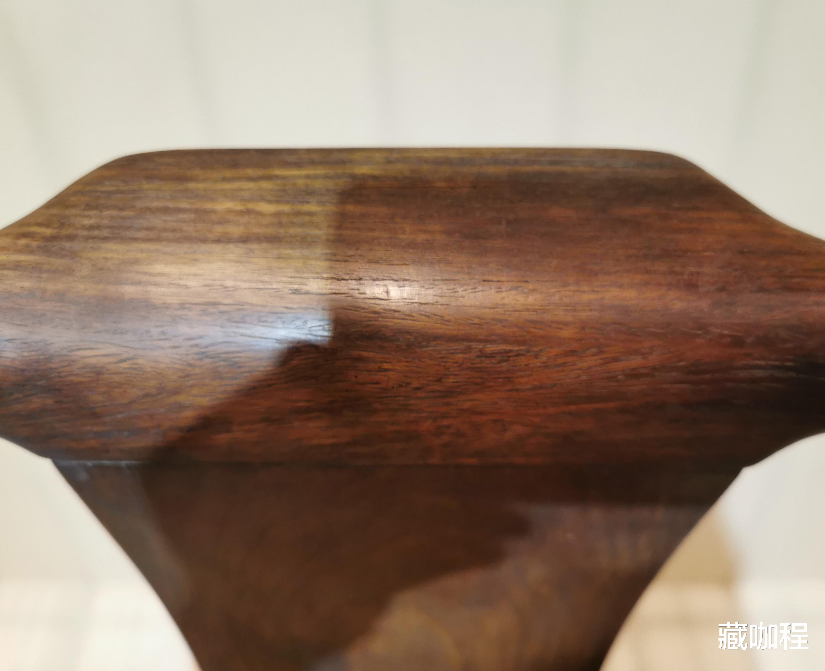 |质感、纹理皆典型,黄花梨四出头椅棕眼开裂