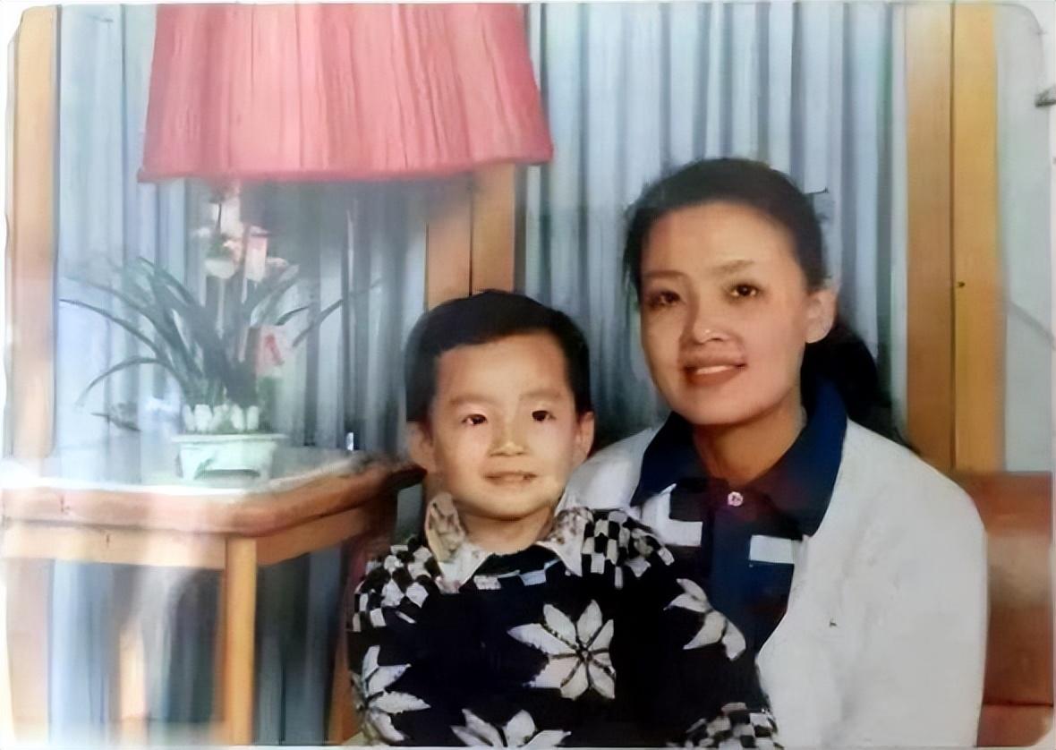 张兰|张兰离婚35年：爱上摄影家，弟弟惨死，前夫单身有泪