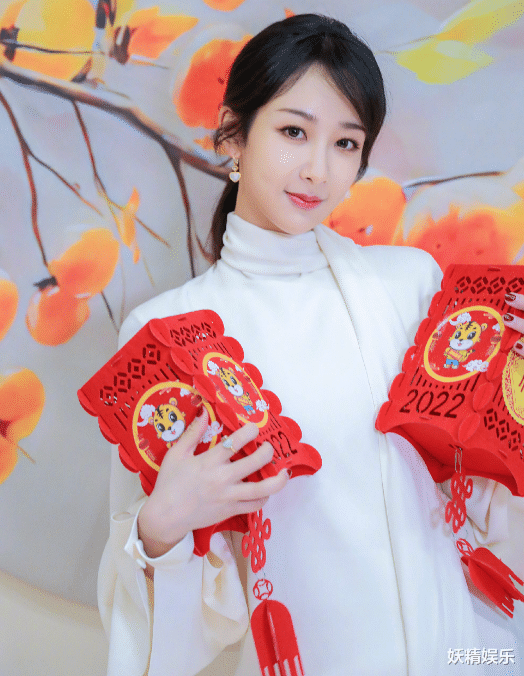 杨紫|杨紫新剧演《长相思》？裹成粉嫩“胖胖”被偶遇，私服品味又遭嘲