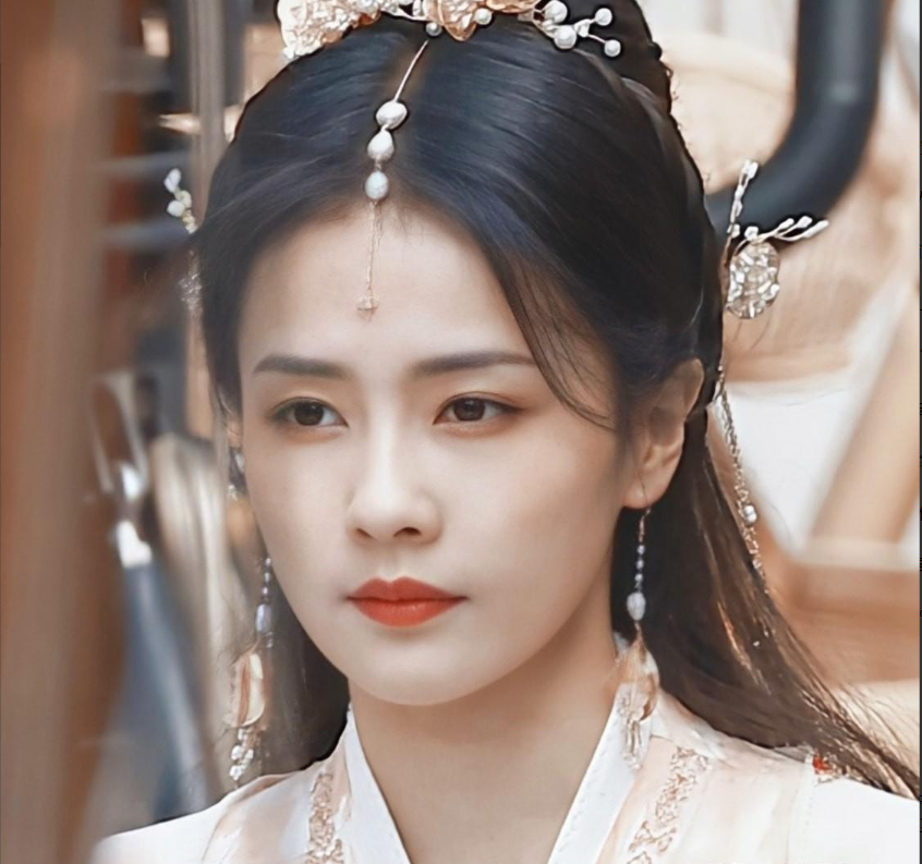 白鹿|《长月烬明》即将开播,白鹿1人分饰3个角色获好评,罗云熙成败笔