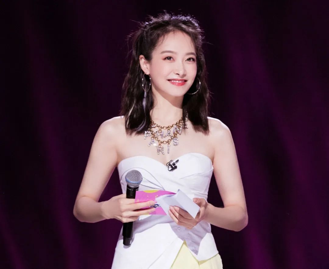 宋茜|宋茜胸衣外穿，个性辣眼，现又以一袭红裙，点燃了无数人的心房。