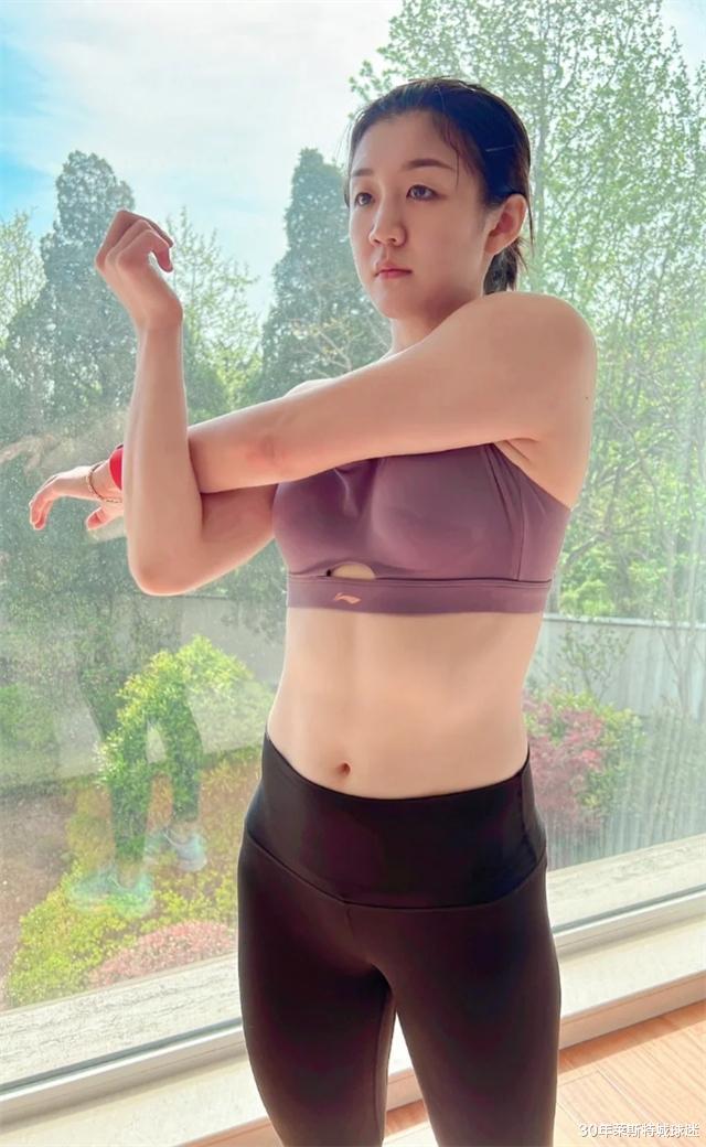 阿扎尔|陈梦真美！在豪宅落地窗前穿内衣健身，大秀好身材，金手链醒目