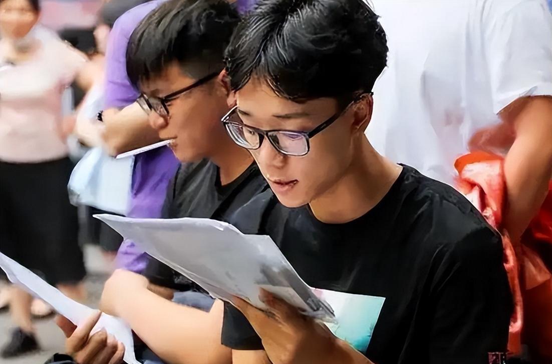 大学生|2023乡镇公务员迎来招聘，门槛低岗位名额多，还有3个隐藏优势