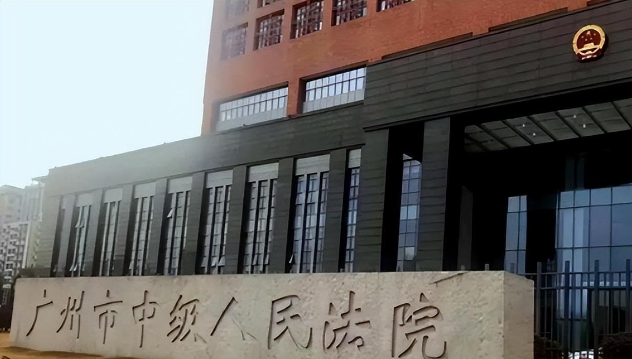14年,54岁老汉跳楼砸死无辜路人,警方调查后:他是羊城第一悍匪