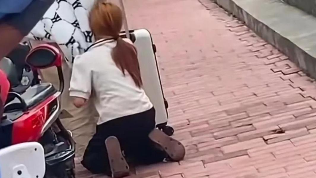 女孩背着男友出去喝酒开房，被发现后当街下跪，大伙觉得能原谅她吗？