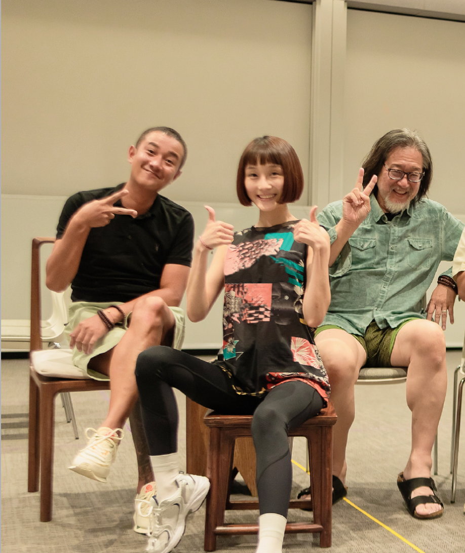 谢娜|谢娜素颜排练话剧，文章跷二郎腿表情搞怪，黄磊瘦太多尖下巴明显