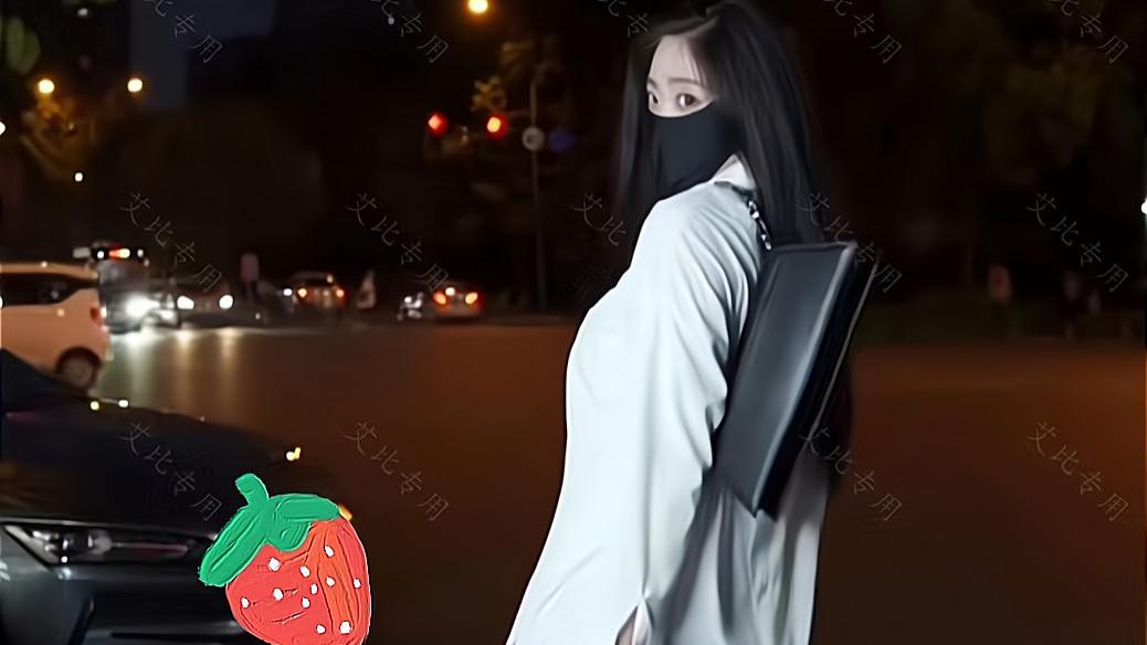 大街上，一女子穿着清凉和闺蜜逛街，引发网友热议