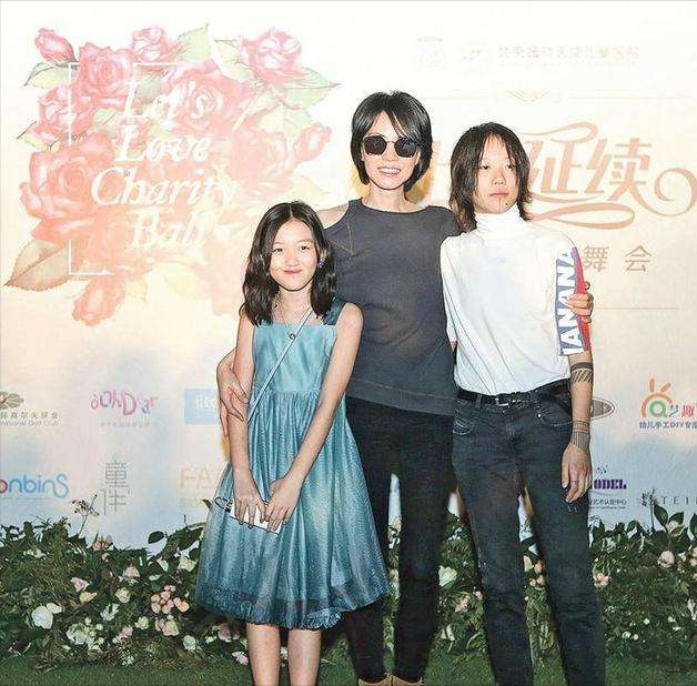 窦靖童|窦靖童粉丝扒出李亚鹏“旧账”，本意是想气李亚鹏，结果误伤李嫣