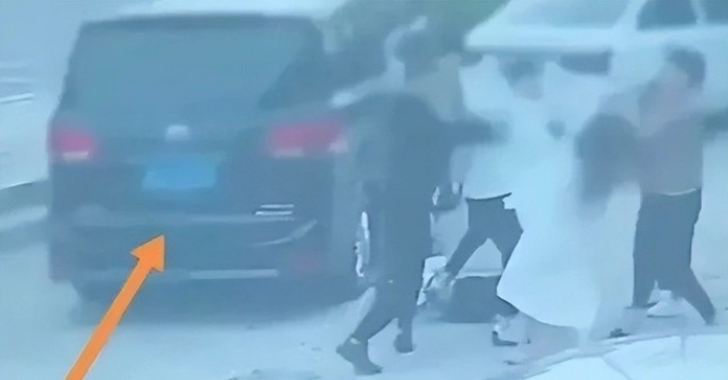 宋某某与女友来青岛旅游,吃完早餐路过一辆黑车时,女友被一名男子调戏