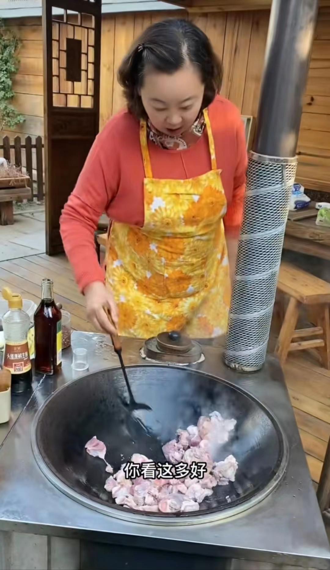 方青卓|戏骨方青卓晒农村生活，用柴火灶煮饭太熟练，67岁身形消瘦不显老