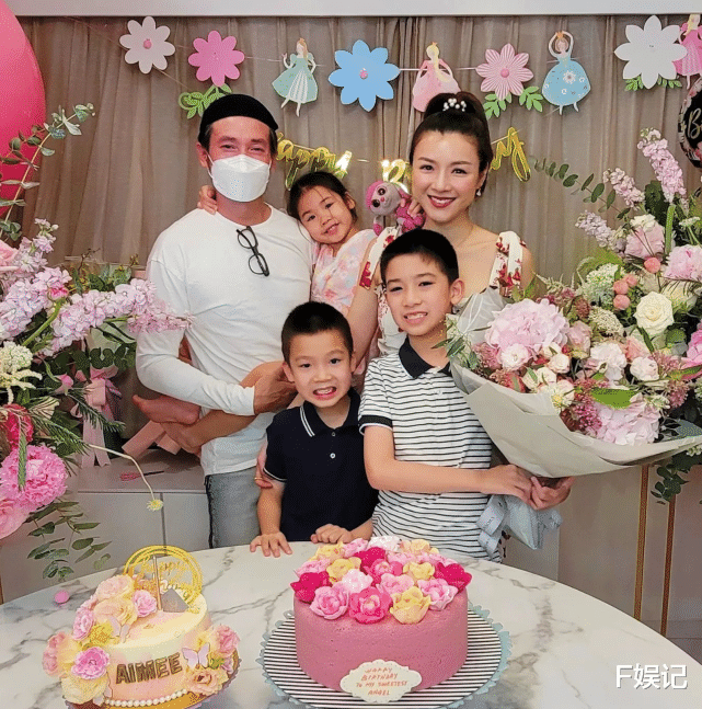 陈茵媺|陈茵媺亲自下厨烹饪新鲜龙虾 与陈豪孩子开心享受丰盛晚餐