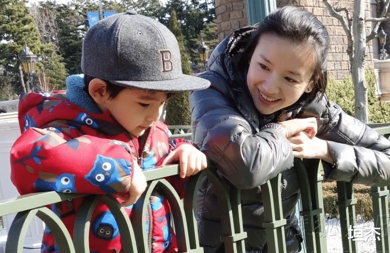 董洁|“畸形母爱”董洁:喊儿子爸爸,拍亲密婚纱照,把儿子当老公养?