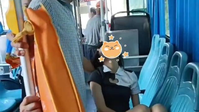 女子在公交车上晕倒，因穿着太少无人敢碰，女司机赶紧把人抱起来