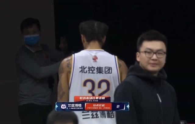翟晓川|CBA爆发冲突，两人领2技犯被驱逐，外援不愿离场，比赛中断7分钟