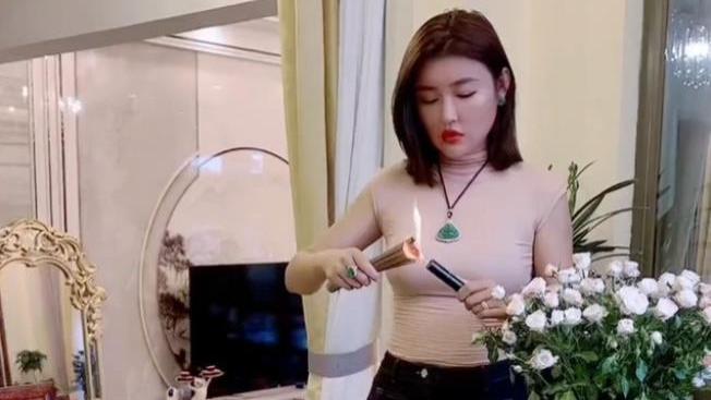 前脚花4万植头发，后脚又在路边摆摊卖菜，网友喊话娇娇：别卖惨