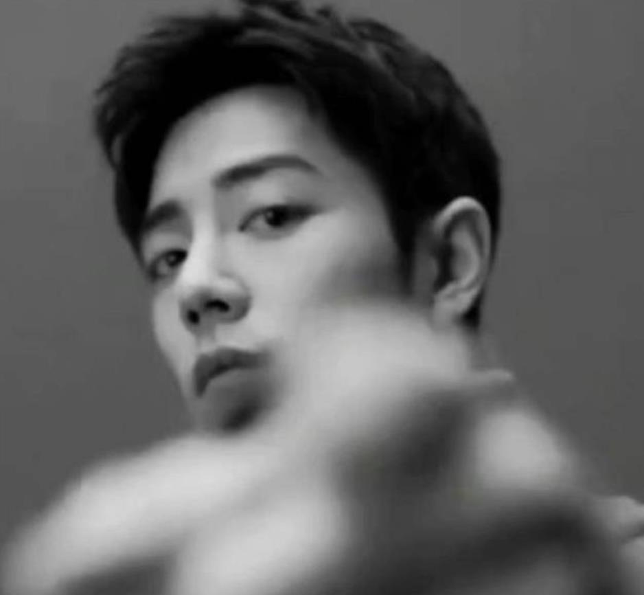 眼霜|不放过任何一个广告位！肖战作为YSl护肤代言人，物料却着YSL皮衣