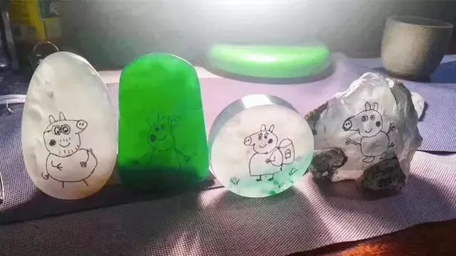 翡翠|现在的翡翠市场都面向小孩子,雕刻还能以卡通人物为题材