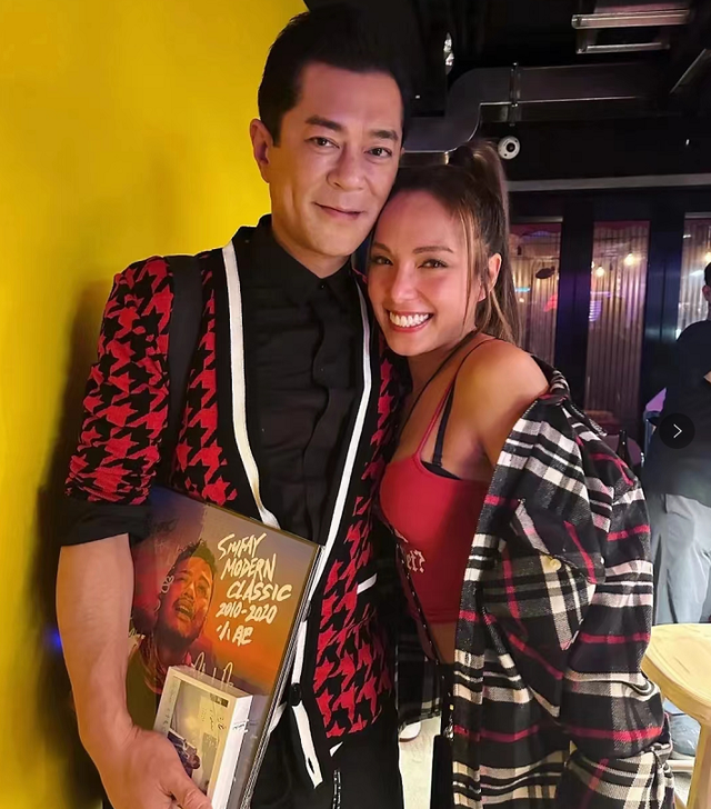 古天乐|古天乐参加派对,被38岁女星紧贴身上合影