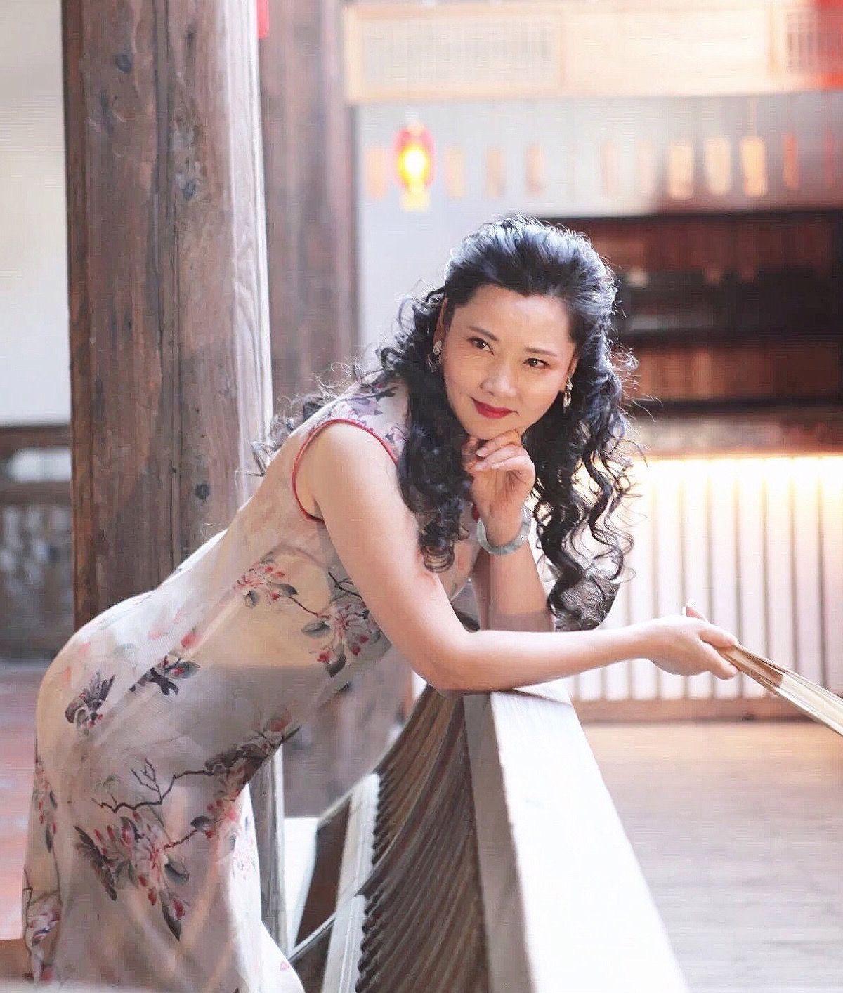 发型 中年女人想时髦洋气，从放弃你的“黑长直”开始，看何赛飞就知道