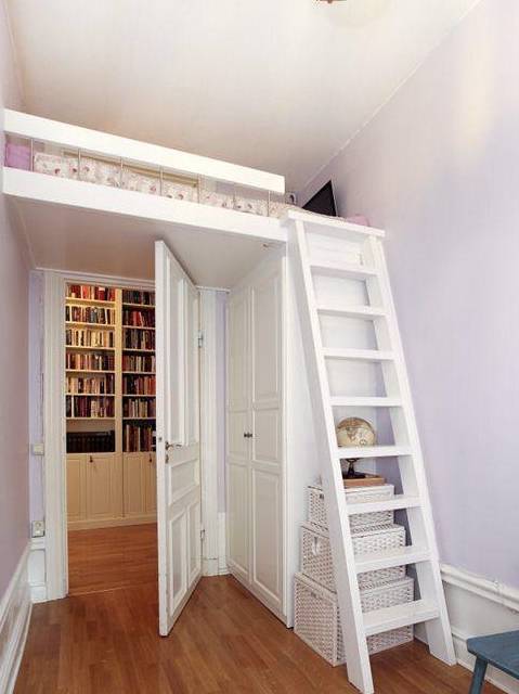 40平小公寓，层高3米5，我在门上方打一张床，家里多了间挑空卧室