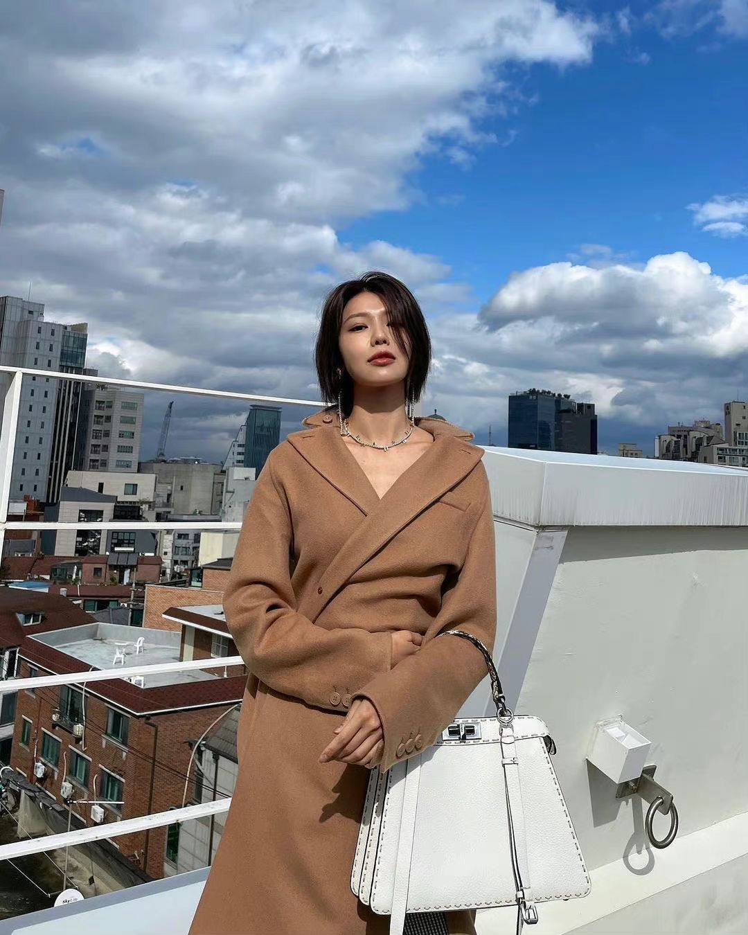 穿衣搭配|“财阀夫人”少女时代秀英?贵气袭人的秋季穿搭,秀出骨感身材