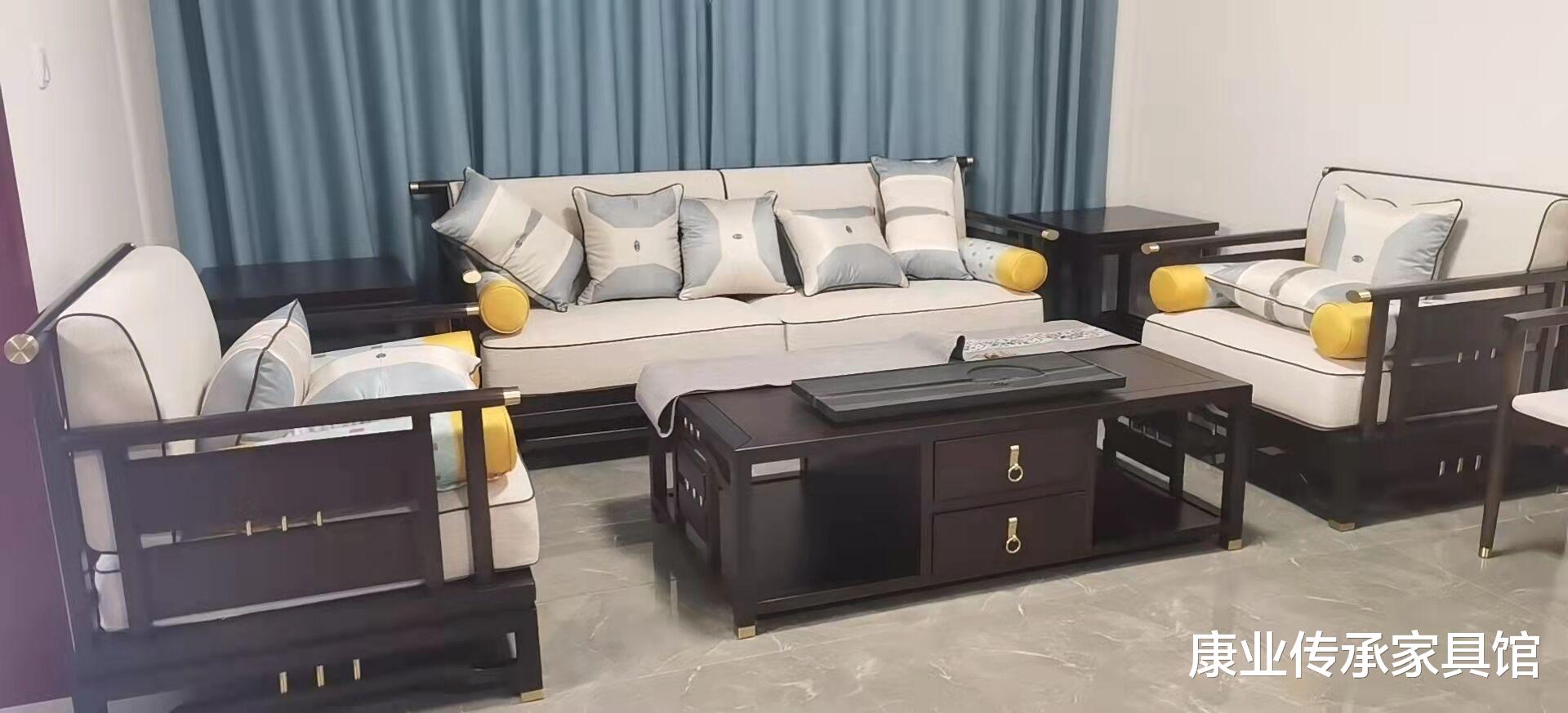 新中式实木家具糅合了东西方美学精华元素,营造儒雅意境