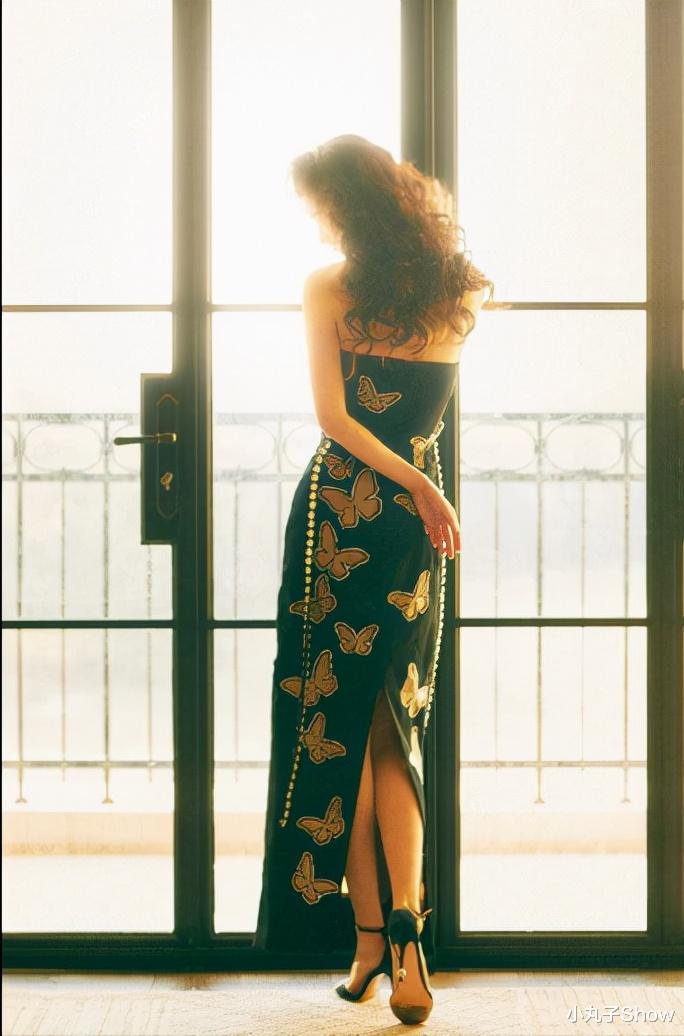 杨幂|杨幂一直火是有原因的，性感抹胸裙诠释复古港风，戴鸽子蛋太抢镜