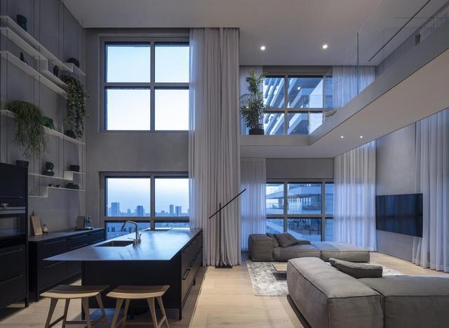 80顶楼挑空复式，装5m高落地窗+到顶玻璃砖墙，变身“贵族公寓”