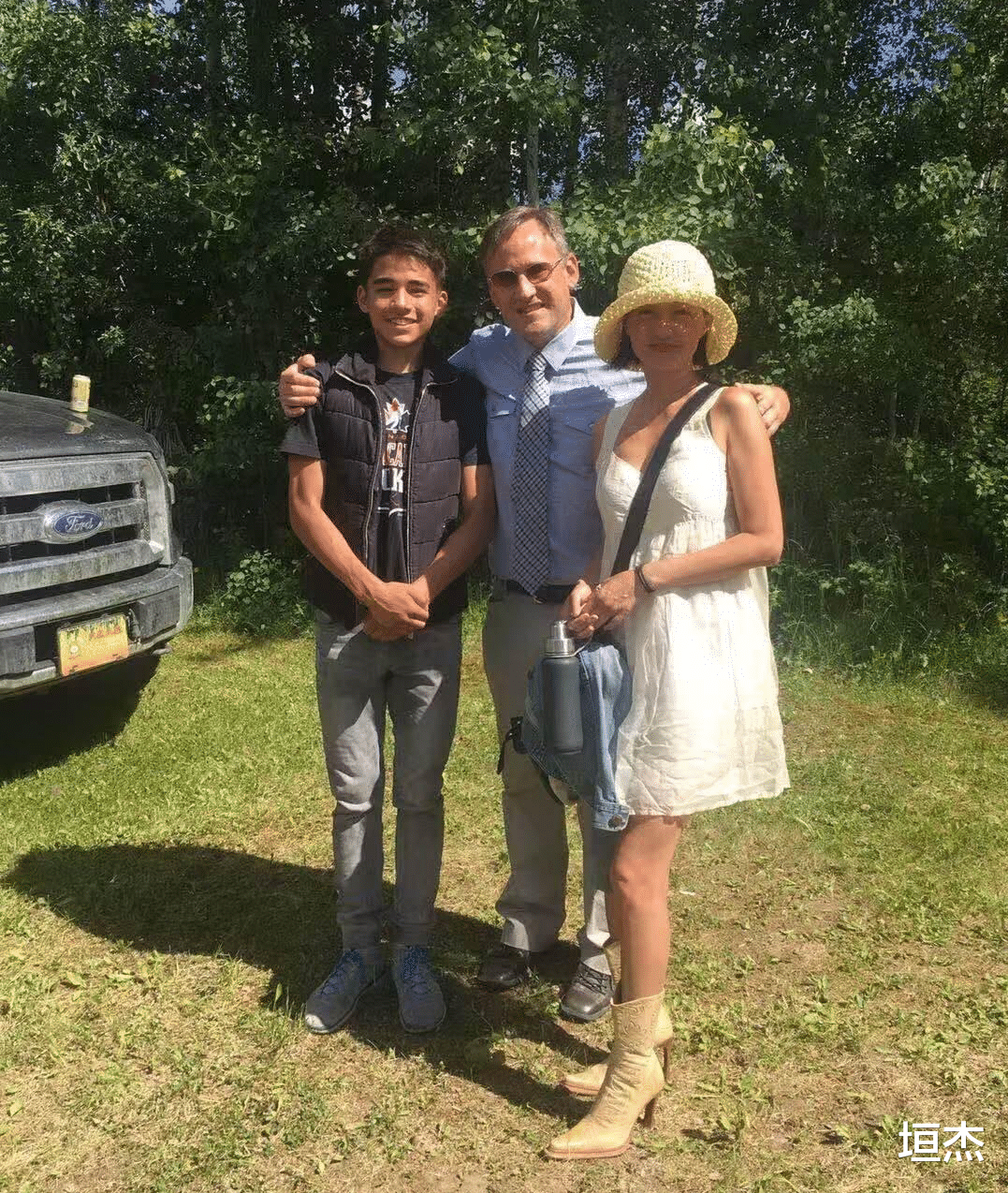 香港小姐|“风光不再”的港姐现状：有人抵押皇冠还巨债，还有人菜市场摆摊