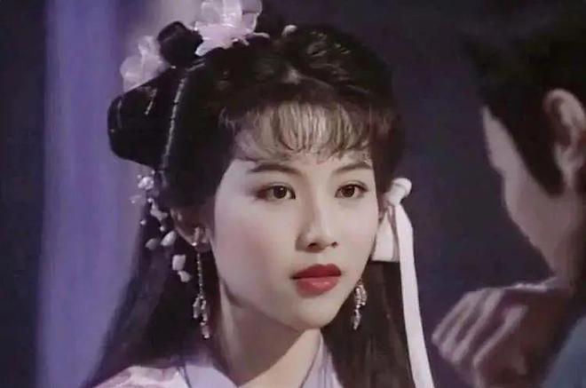 生图|镜头前美艳，真人干瘪，头大肩窄，排骨胸，这11位女星反差太大