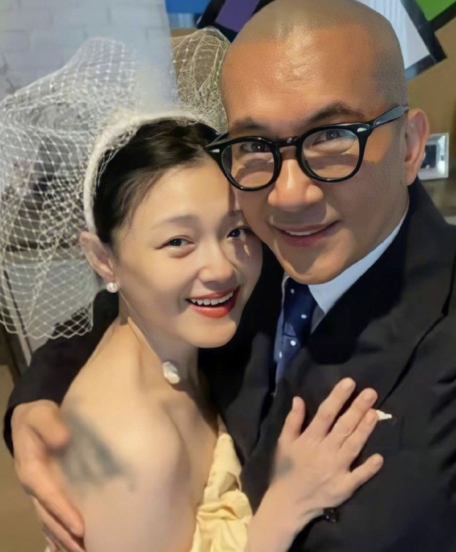 大S|对大S念念不忘？汪小菲深夜醉酒直播，床头仍摆放着与大S的合照