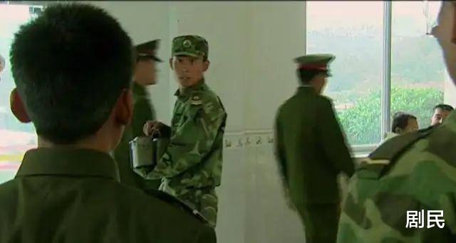 许三多|《士兵突击》里的许三多,这种性格在现实中真的能活得很好么?