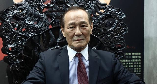 陈惠敏|港星陈惠敏与吴耀汉茶餐厅吃饭，两人心情大好，喝酒喝到满脸通红