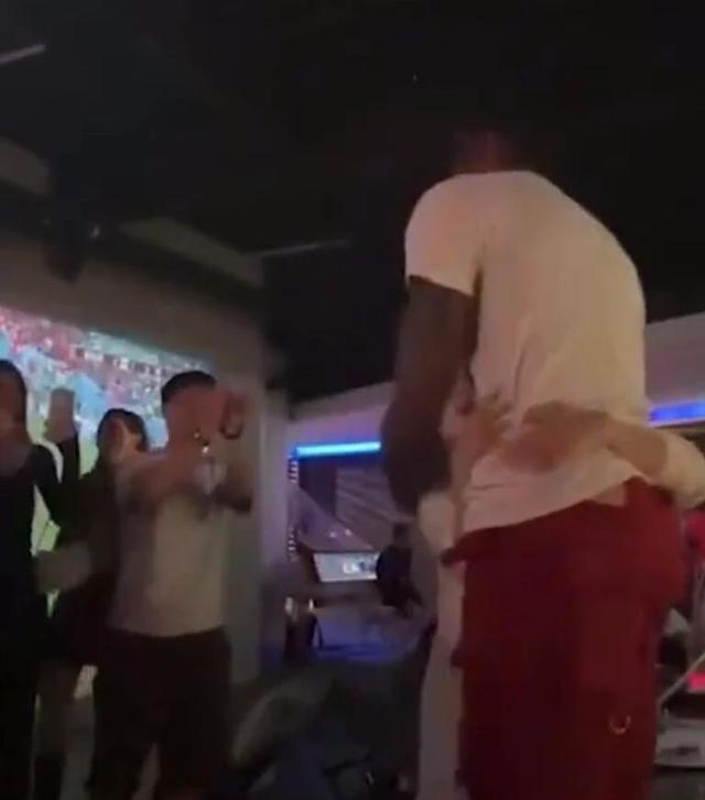 太热情！霍华德公主抱女球迷，合影被搂腰，魔兽：太疯了