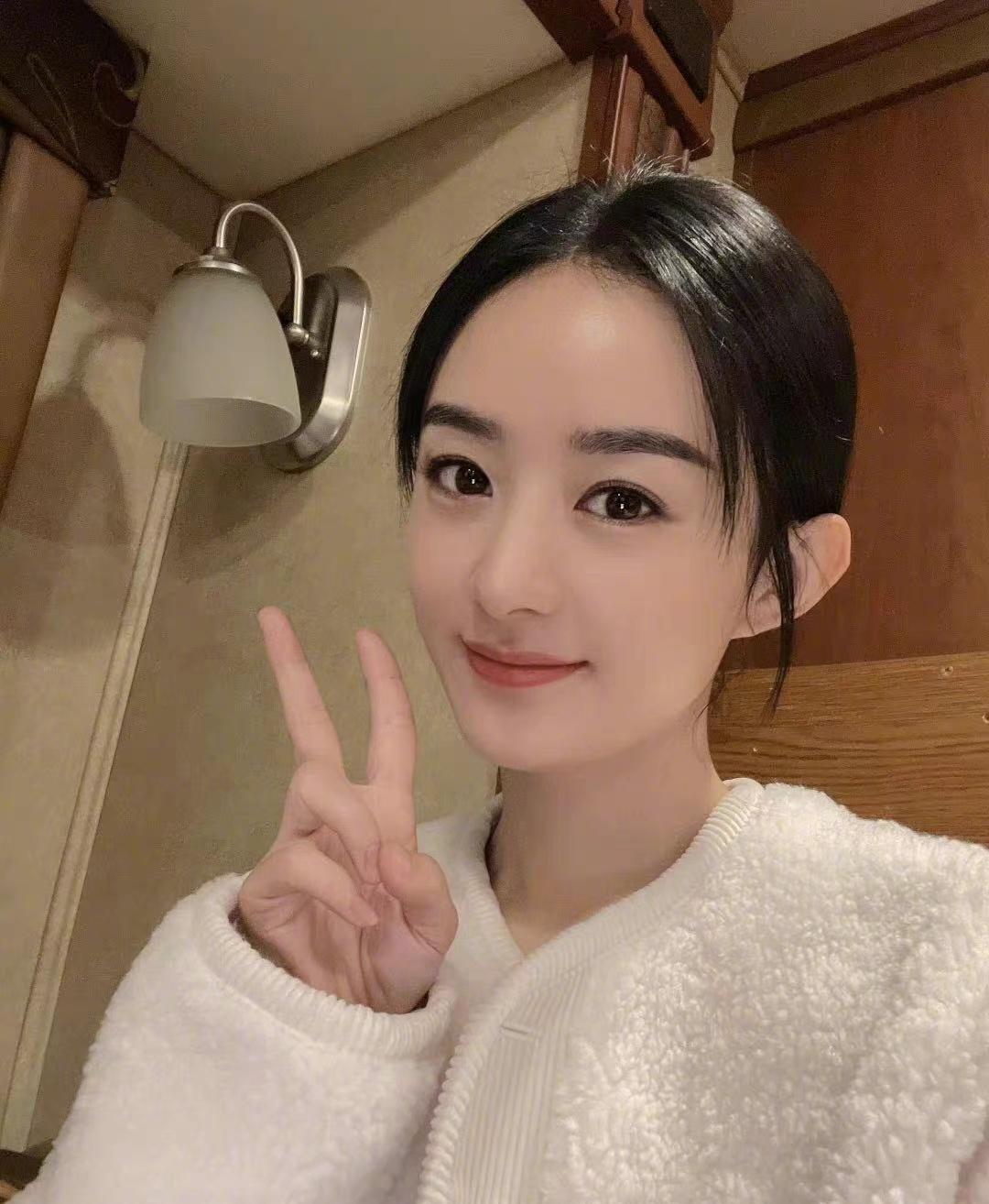 赵丽颖|赵丽颖秋季大片公开,泡面头配吊带氛围感拉满,成熟与少女感并存