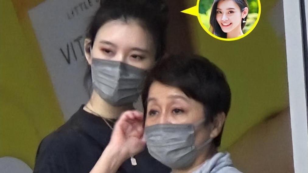 奚梦瑶|豪门媳妇奚梦瑶和婆婆逛街！路边热聊照顾周到，脖子前倾双腿纤细