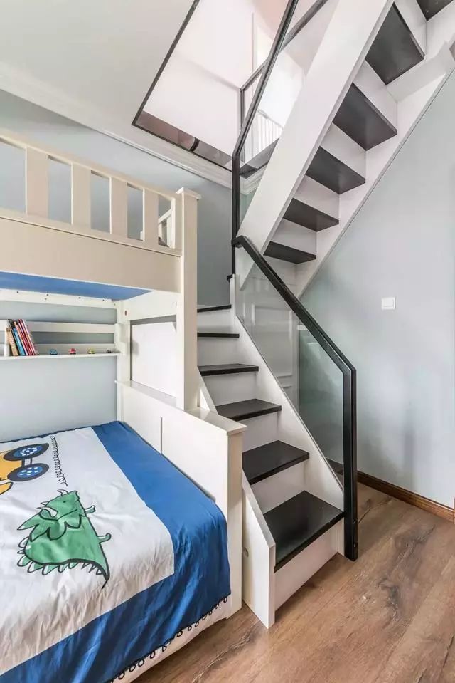 带阁楼的新房,以黑白灰为主基调,装饰出一个轻奢、高雅的家