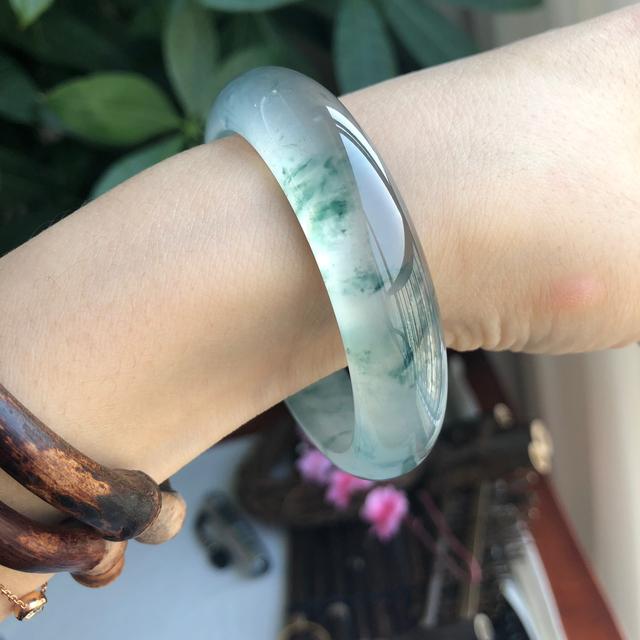 玛瑙|你分得清水草玛瑙和飘花翡翠吗？前者是杂草丛生，后者是缥缈山水