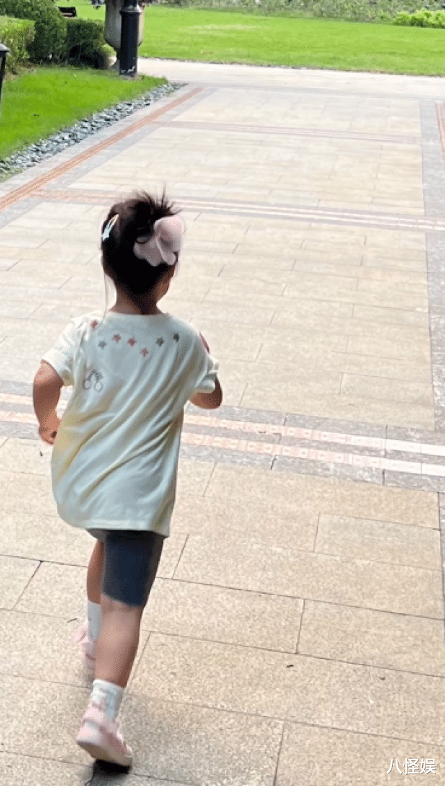 陈赫|陈赫妈妈豪宅内为孙女庆生,咲咲露出眼睛像爸爸,陈赫基因太强大