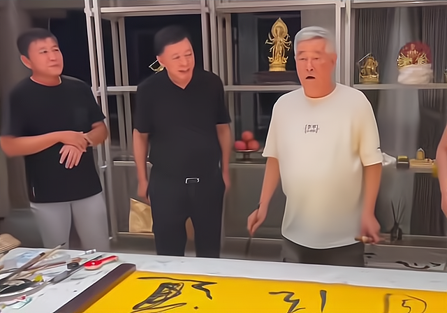 赵本山|65岁赵本山手捏雪茄参加聚会,头发已全白,网友:为女儿操碎了心