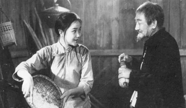 女孩|《边城》:爱情能公平竞争吗?女孩太矫情误了三人终身