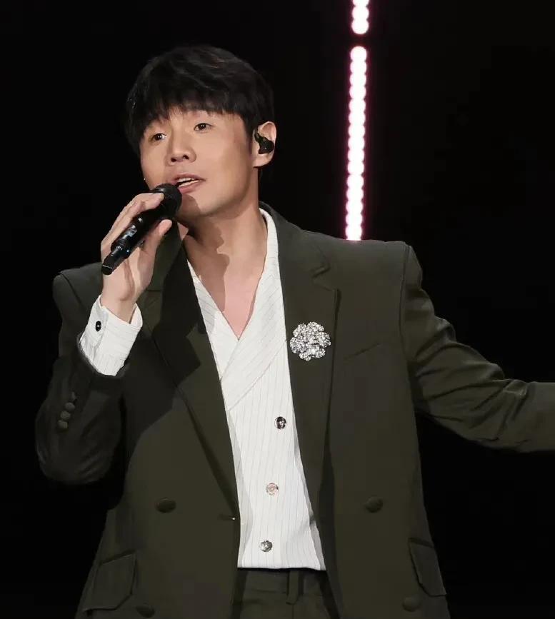 孙怡|卫视春晚彩排:赵丽颖邓紫棋大红色礼服养眼,龚俊四套古装超惊艳